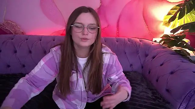 Snapshot of MagicPeachh_ chatting on 12/18/25, 01:37 MagicPeachh online show from 12/18/25, 01:37