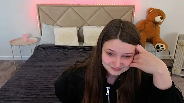 MagicPeachh  online show from 04/24/26, 06:48