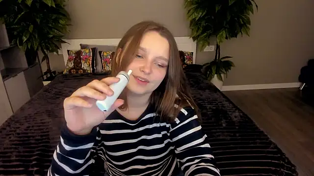 Snapshot of MagicPeachh_ chatting on 11/26/25, 07:19 MagicPeachh online show from 11/26/25, 07:19