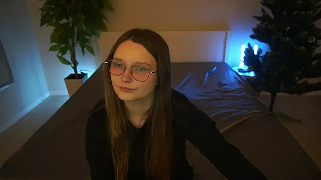 Snapshot of MagicPeachh_ chatting on 12/19/25, 06:49 MagicPeachh online show from 12/19/25, 06:49