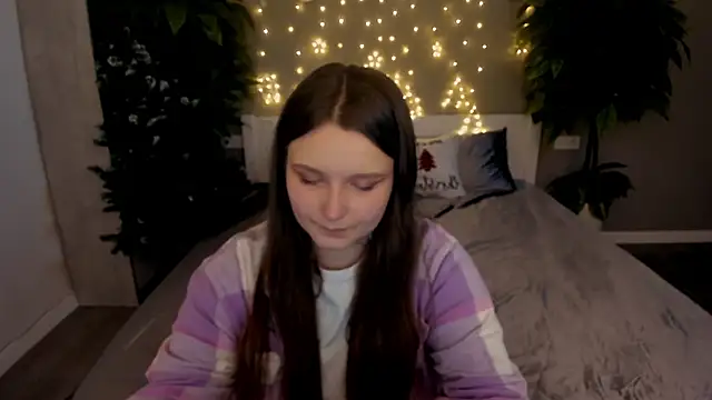 Snapshot of MagicPeachh_ chatting on 12/17/25, 02:11 MagicPeachh online show from 12/17/25, 02:11