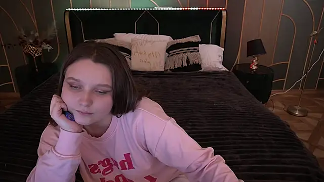 Snapshot of MagicPeachh_ chatting on 12/03/25, 01:54 MagicPeachh online show from 12/03/25, 01:54