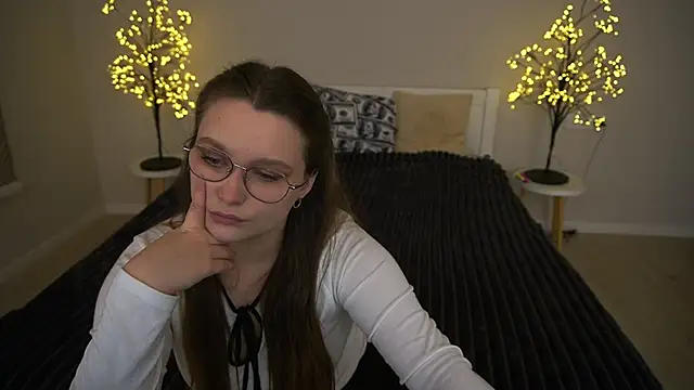 Snapshot of MagicPeachh_ chatting on 11/23/25, 01:43 MagicPeachh online show from 11/23/25, 01:43