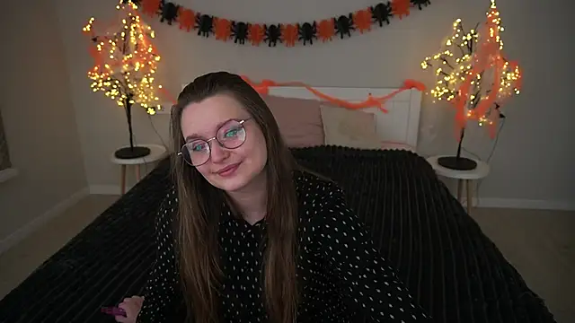 Snapshot of MagicPeachh_ chatting on 10/31/25, 06:54 MagicPeachh online show from 10/31/25, 06:54