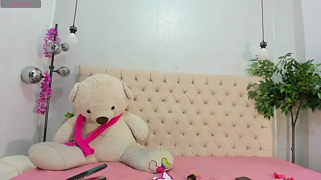 Snapshot of Victoria_Coleman chatting on 11/05/25, 07:39 Victoria Coleman online show from 11/05/25, 07:39