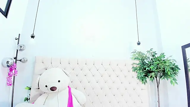 Snapshot of Victoria_Coleman chatting on 11/18/25, 07:06 Victoria Coleman online show from 11/18/25, 07:06