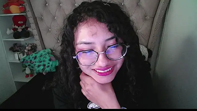 Snapshot of CherieCurl chatting on 09/26/25, 01:34 CherieCurl online show from 09/26/25, 01:34