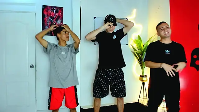 Snapshot of oversizedxguys chatting on 04/11/26, 01:35 oversizedxguys online show from 04/11/26, 01:35