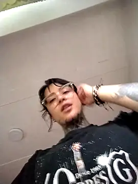 taaylor33 online show from 12/17/25, 10:48