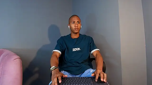 Snapshot of Ethan_Fox11 chatting on 03/03/25, 02:17 Ethan Fox11 online show from 03/03/25, 02:17