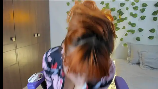 Annie Velas  online show from 11/26/25, 10:10