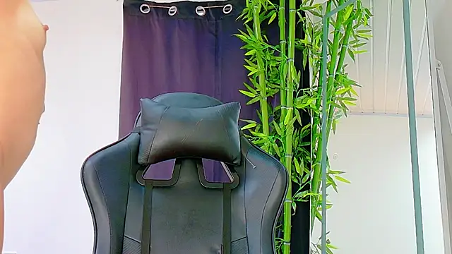 Snapshot of scarlet-jonesx chatting on 11/28/25, 04:40 scarlet-jonesx online show from 11/28/25, 04:40