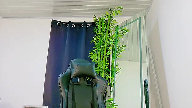 Snapshot of scarlet-jonesx chatting on 12/02/25, 11:28 scarlet-jonesx online show from 12/02/25, 11:28