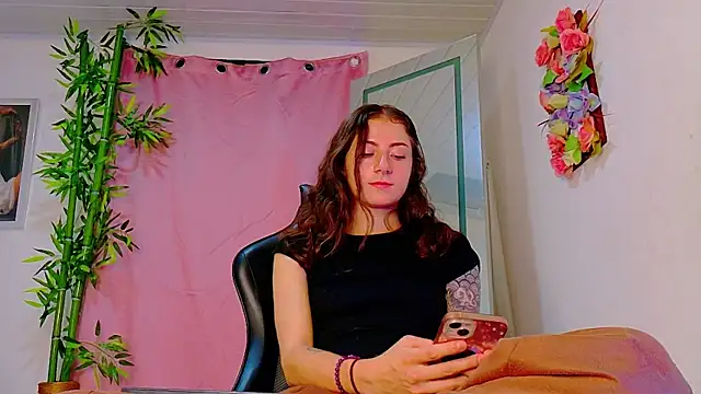Snapshot of scarlet-jonesx chatting on 06/05/26, 12:04 scarlet-jonesx online show from 06/05/26, 12:04