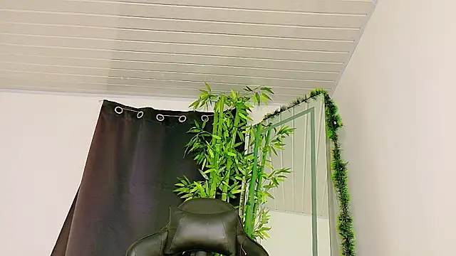 Snapshot of scarlet-jonesx chatting on 12/13/25, 11:44 scarlet-jonesx online show from 12/13/25, 11:44