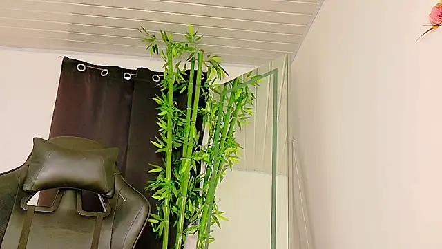 Snapshot of scarlet-jonesx chatting on 11/29/25, 10:32 scarlet-jonesx online show from 11/29/25, 10:32