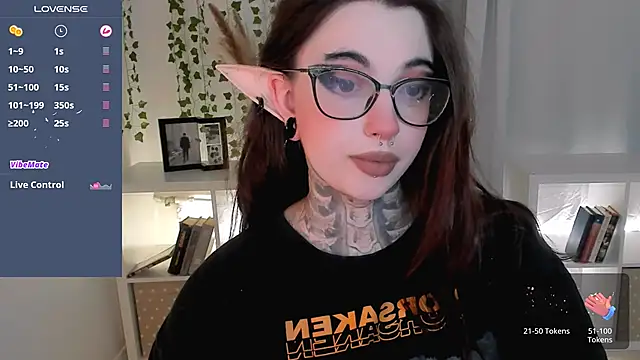 Snapshot of Dixi_Pixi_ chatting on 10/17/25, 05:44 Dixi Pixi online show from 10/17/25, 05:44