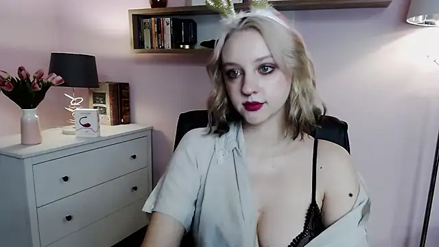 Snapshot of MadelineLust chatting on 12/22/24, 02:49 MadelineLust online show from 12/22/24, 02:49