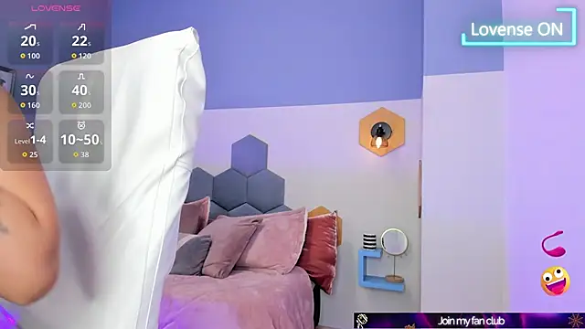 Snapshot of Chloe_fischer_ chatting on 10/22/25, 03:44 Chloe fischer online show from 10/22/25, 03:44