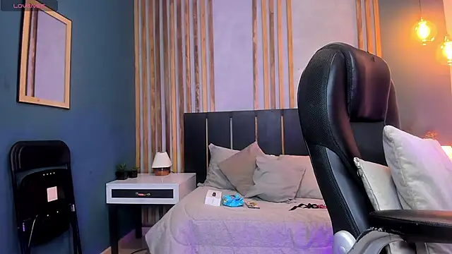 Chloe fischer  online show from 05/08/26, 03:16
