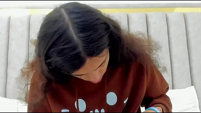 FreyaMoller online show from 12/15/25, 01:39