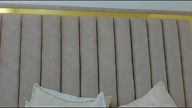 FreyaMoller online show from 12/01/25, 01:23