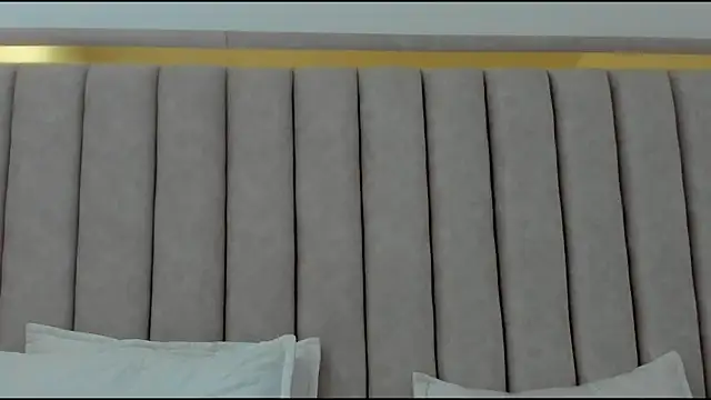 FreyaMoller online show from 12/04/25, 01:21