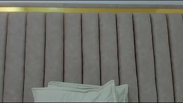 FreyaMoller online show from 12/17/25, 02:22