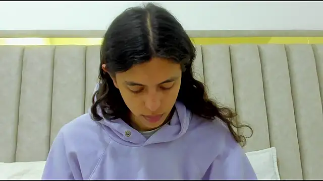 FreyaMoller online show from 11/27/25, 07:36