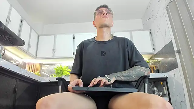 french sexx online show from 04/17/26, 01:19