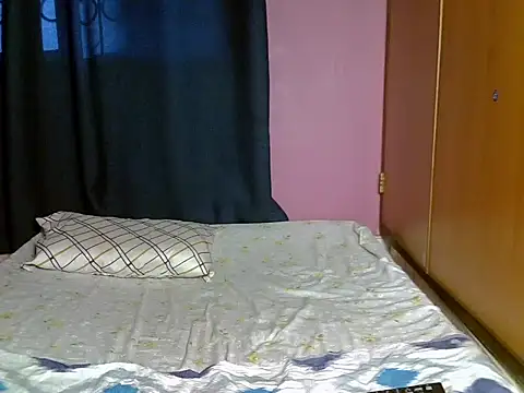 Snapshot of Queen_petite_ chatting on 07/02/26, 04:40 Queen petite online show from 07/02/26, 04:40