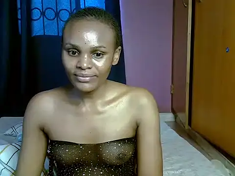 Snapshot of Queen_petite_ chatting on 04/03/26, 05:03 Queen petite online show from 04/03/26, 05:03