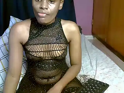 Snapshot of Queen_petite_ chatting on 04/06/26, 04:46 Queen petite online show from 04/06/26, 04:46