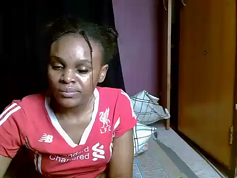 Snapshot of Queen_petite_ chatting on 06/28/26, 04:52 Queen petite online show from 06/28/26, 04:52