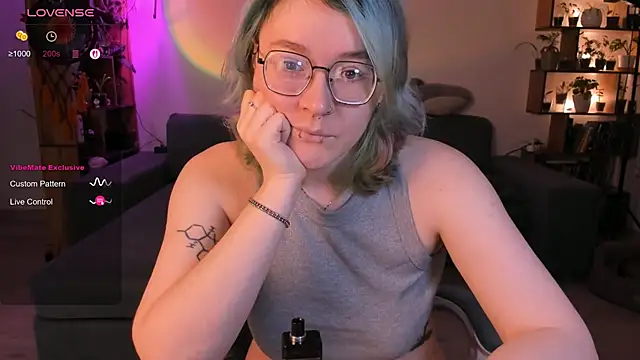 alisahug online show from 10/12/25, 03:46