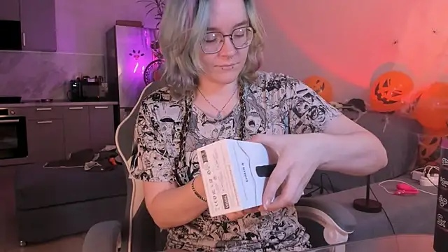 alisahug online show from 10/28/25, 08:13