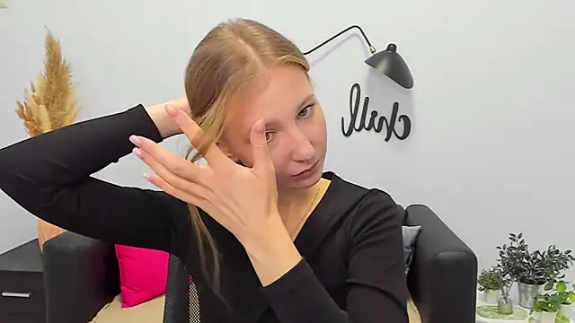 LolaWilsons online show from 12/15/25, 07:14