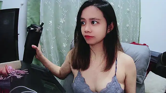 Snapshot of Candy_bee520 chatting on 12/27/24, 02:43 Candy bee520 online show from 12/27/24, 02:43