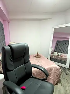 Snapshot of AshleyFerrer chatting on 10/29/25, 03:44 AshleyFerrer online show from 10/29/25, 03:44