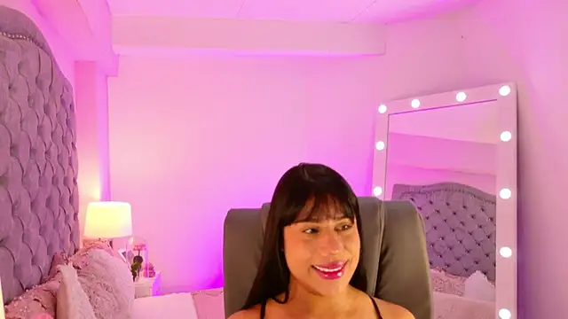 Snapshot of AshleyFerrer chatting on 09/18/25, 01:47 AshleyFerrer online show from 09/18/25, 01:47