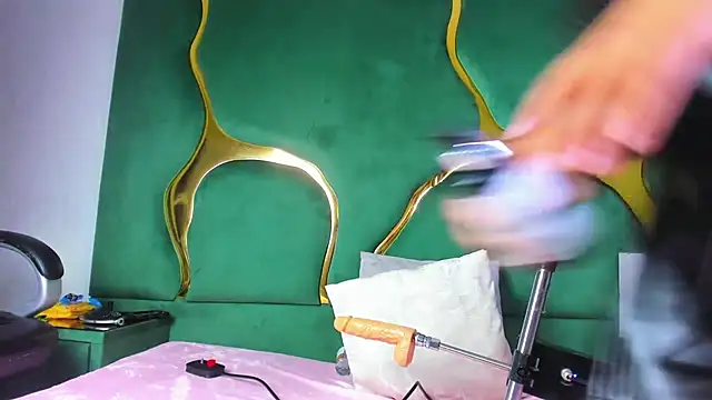 VaneLin18 online show from 12/15/25, 09:20