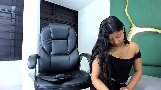 VaneLin18 online show from 11/28/25, 03:23