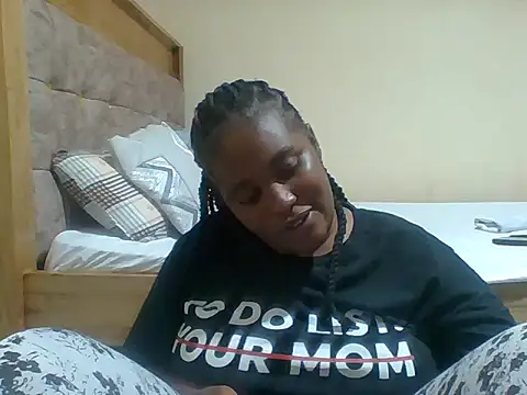 Snapshot of Beauty_beee chatting on 09/13/25, 07:36 Beauty beee online show from 09/13/25, 07:36