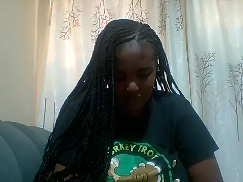 Snapshot of Beauty_beee chatting on 10/19/25, 11:02 Beauty beee online show from 10/19/25, 11:02