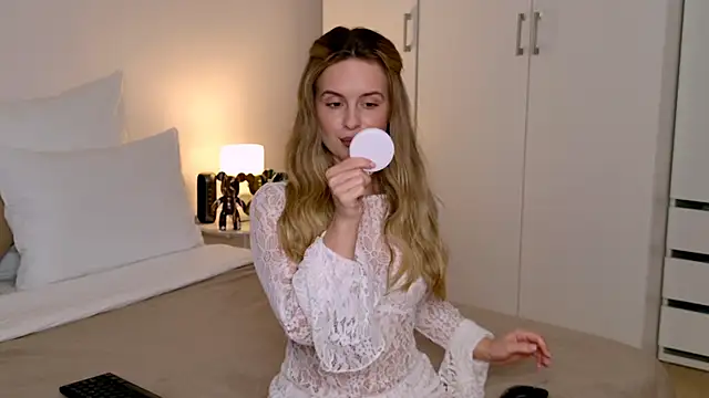 RozzitaBedberry online show from 12/21/25, 12:18