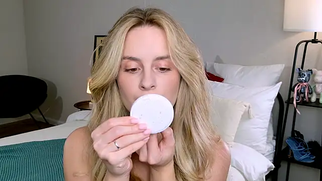 RozzitaBedberry online show from 10/12/25, 01:23