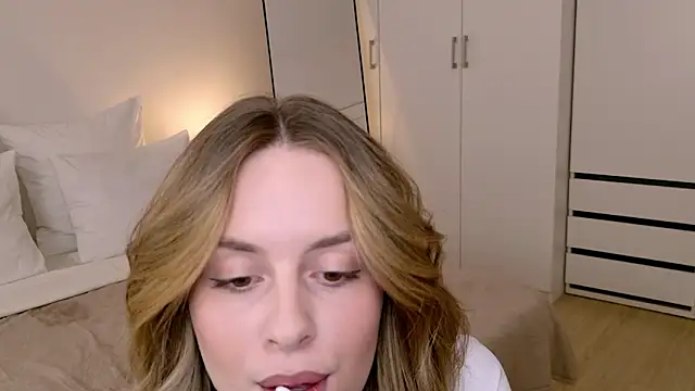 RozzitaBedberry online show from 02/15/26, 03:00