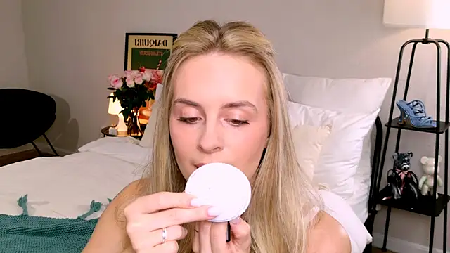 RozzitaBedberry online show from 09/24/25, 06:09