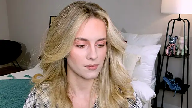 RozzitaBedberry online show from 10/19/25, 01:47