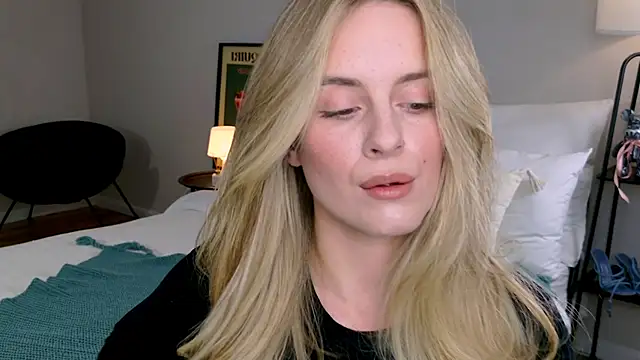 RozzitaBedberry online show from 11/18/25, 02:53